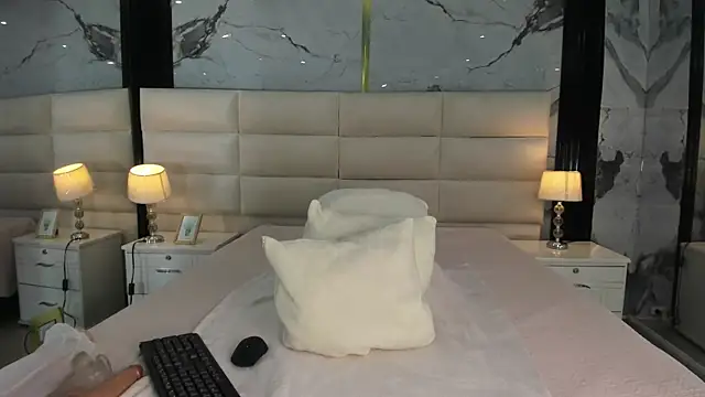 Lucy Vegas online show from 02-12-26, 01:55