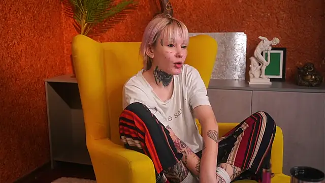 IsauraGarratt online show from 11-14-25, 11:03