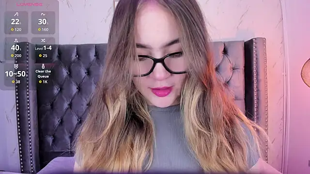 Snapshot of Kate_Winslet_ chatting on 12-19-25, 01:35 Kate Winslet online show from 12-19-25, 01:35