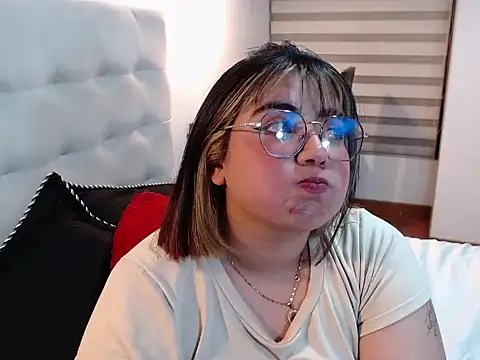 YiniBelle online show from 12-23-25, 12:54