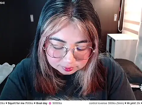 YiniBelle online show from 04-17-26, 02:47
