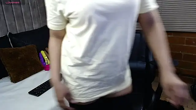 Snapshot of Amelia-Voss chatting on 11-14-25, 02:43 Amelia-Voss online show from 11-14-25, 02:43