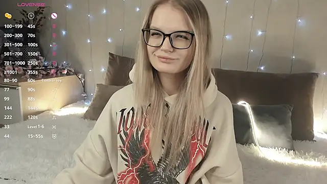 Snapshot of MicheleHonas chatting on 12-20-25, 06:44 MicheleHonas online show from 12-20-25, 06:44