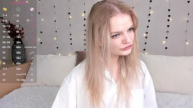 Snapshot of MicheleHonas chatting on 02-14-26, 08:42 MicheleHonas online show from 02-14-26, 08:42