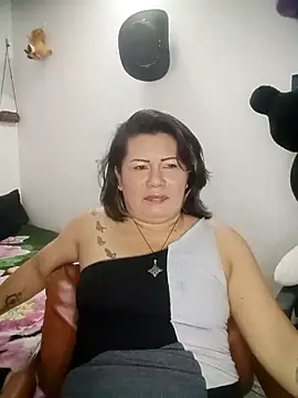 Snapshot of angi_daw chatting on 06-17-26, 03:06 angi daw online show from 06-17-26, 03:06