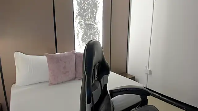 cloee20  online show from 12-20-25, 02:25