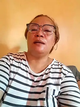 Snapshot of loriepinay46 chatting on 06-08-26, 08:04 loriepinay46 online show from 06-08-26, 08:04