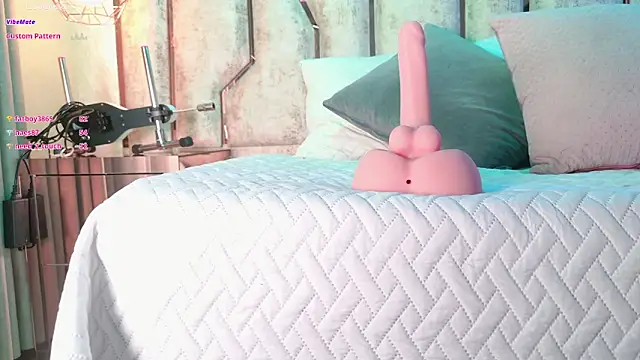 Caroline palmerr online show from 12-22-25, 03:17