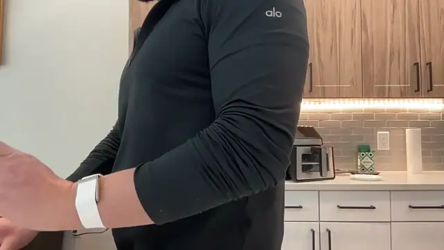 Snapshot of TheTonedPersian chatting on 11-12-25, 11:25 TheTonedPersian online show from 11-12-25, 11:25