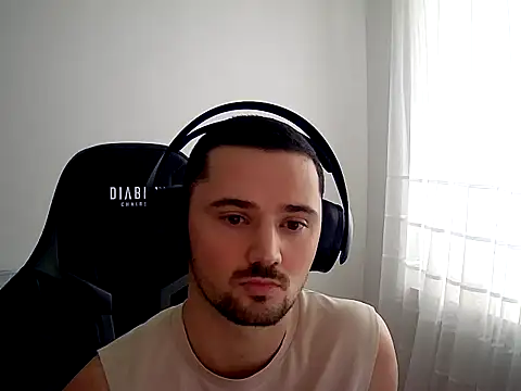 Snapshot of Handsomeboy4you chatting on 11-14-25, 08:29 Handsomeboy4you online show from 11-14-25, 08:29