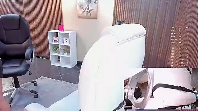 ElliSmith online show from 11-24-25, 06:52