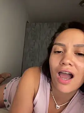 Snapshot of carolsapequinha chatting on 02-10-26, 02:43 carolsapequinha online show from 02-10-26, 02:43