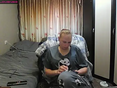 Snapshot of JenniDeep chatting on 04-27-26, 01:03 JenniDeep online show from 04-27-26, 01:03