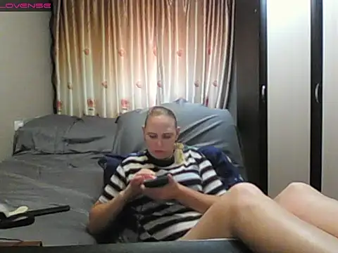 Snapshot of JenniDeep chatting on 06-26-26, 10:10 JenniDeep online show from 06-26-26, 10:10