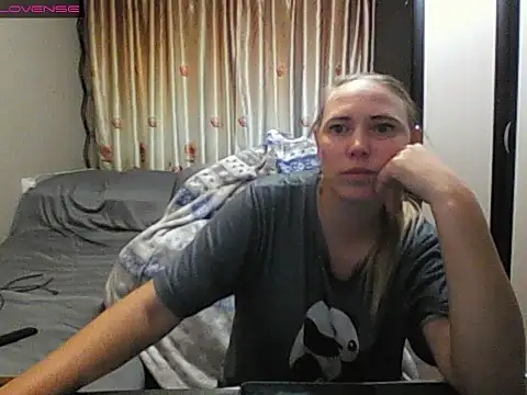 Snapshot of JenniDeep chatting on 06-11-26, 04:26 JenniDeep online show from 06-11-26, 04:26