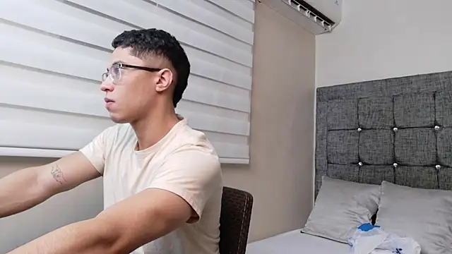 Snapshot of Chrix_Velez chatting on 11-17-25, 07:40 Chrix Velez online show from 11-17-25, 07:40