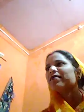Snapshot of Bigg_bhabi chatting on 11-17-25, 12:20 Bigg bhabi online show from 11-17-25, 12:20