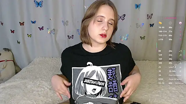 Snapshot of LightNea chatting on 11-21-25, 01:32 LightNea online show from 11-21-25, 01:32