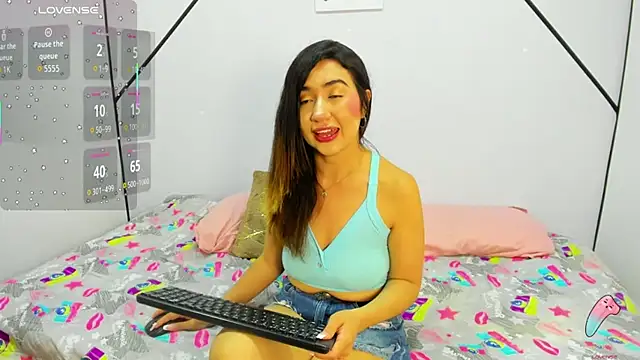 Snapshot of VictoriaRouge_ chatting on 11-17-25, 08:24 VictoriaRouge online show from 11-17-25, 08:24