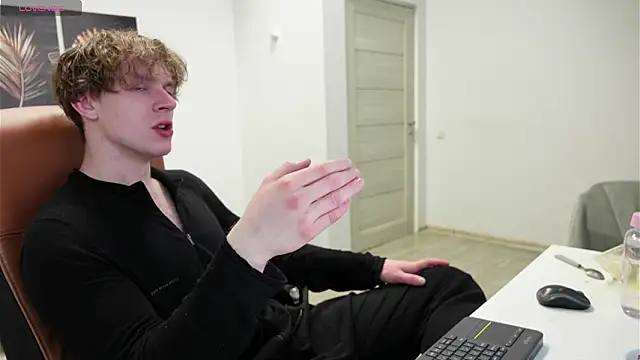 Snapshot of Charles_Dreams chatting on 03-16-26, 03:14 Charles Dreams online show from 03-16-26, 03:14