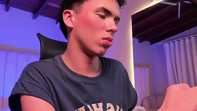 Snapshot of Seab_trooy chatting on 02-11-26, 03:17 Seab trooy online show from 02-11-26, 03:17