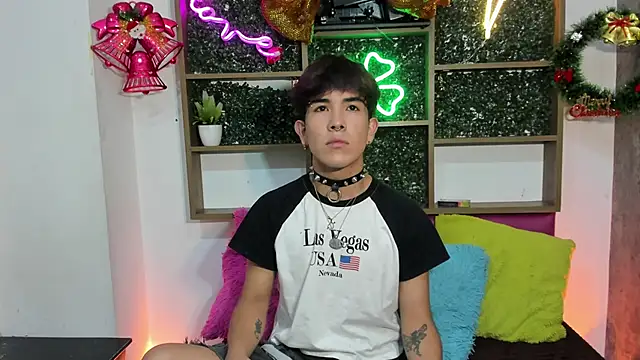 Snapshot of Angeldust19 chatting on 11-18-25, 04:49 Angeldust19 online show from 11-18-25, 04:49