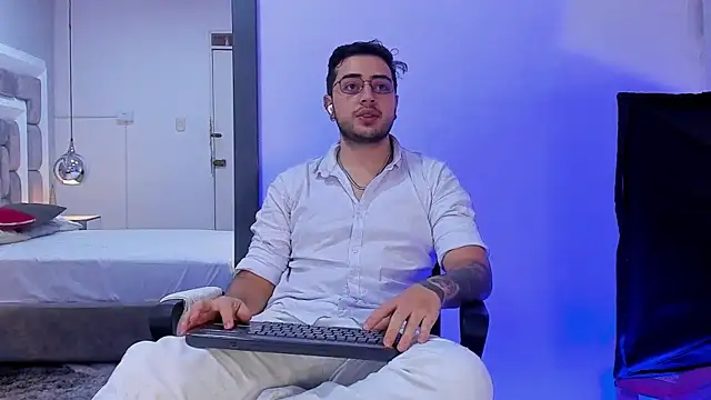 Ethan Greys online show from 12-23-25, 04:23