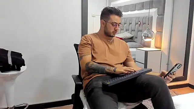 Ethan Greys online show from 11-22-25, 03:38