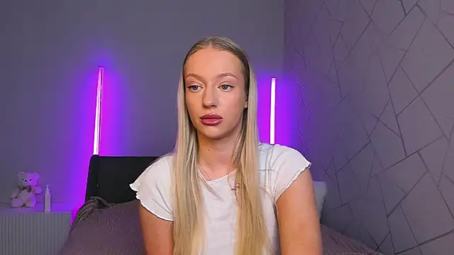 Snapshot of elldiana chatting on 06-19-26, 02:50 elldiana online show from 06-19-26, 02:50