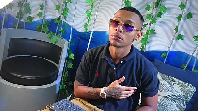 Snapshot of xander_molina chatting on 11-15-25, 03:43 xander molina online show from 11-15-25, 03:43