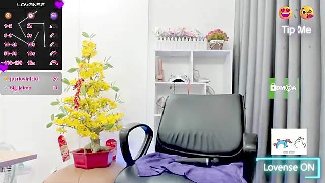 Snapshot of Hali_Sweetgirl chatting on 06-11-26, 02:53 Hali Sweetgirl online show from 06-11-26, 02:53