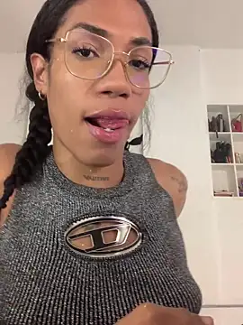 Snapshot of _Larabbitxx chatting on 04-23-26, 05:25 Larabbitxx online show from 04-23-26, 05:25
