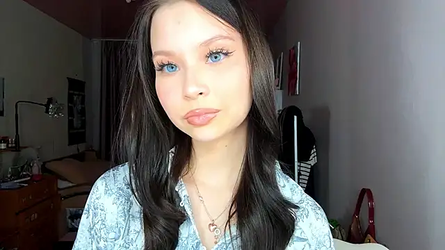 Snapshot of EmmaJonse chatting on 11-17-25, 11:03 EmmaJonse online show from 11-17-25, 11:03