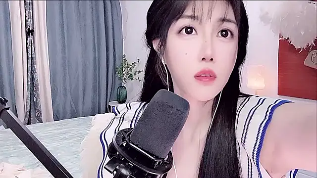 Snapshot of Laura_520 chatting on 06-18-26, 02:21 Laura 520 online show from 06-18-26, 02:21