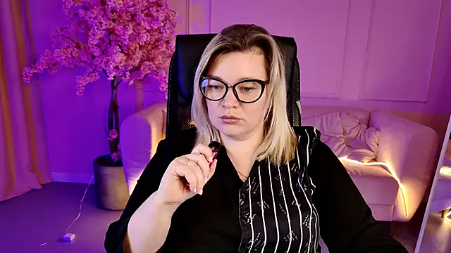 DianaHaworn online show from 11-17-25, 01:26