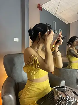 Snapshot of AmbarOishi__ chatting on 12-15-25, 02:01 AmbarOishi online show from 12-15-25, 02:01