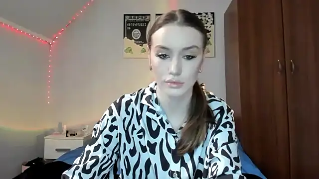 Snapshot of tinyglow chatting on 12-16-25, 11:58 tinyglow online show from 12-16-25, 11:58