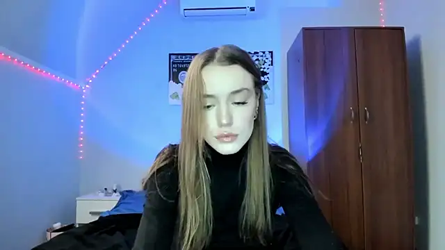 Snapshot of tinyglow chatting on 12-15-25, 02:28 tinyglow online show from 12-15-25, 02:28