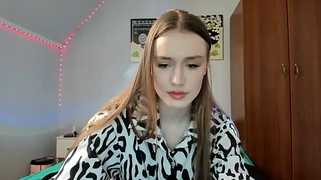 Snapshot of tinyglow chatting on 02-15-26, 04:06 tinyglow online show from 02-15-26, 04:06