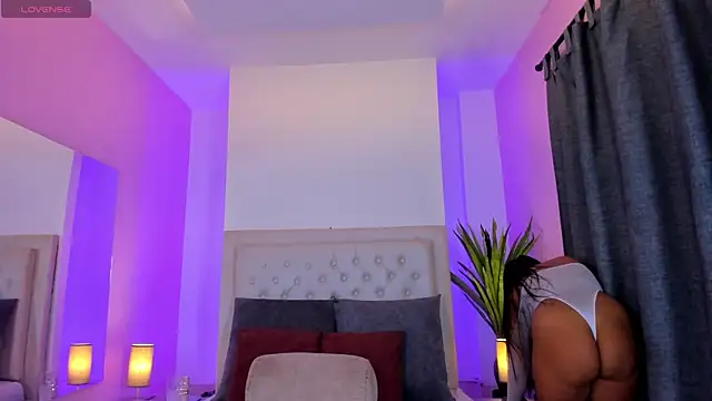 Snapshot of violeta_santanna chatting on 05-19-26, 04:08 violeta santanna online show from 05-19-26, 04:08