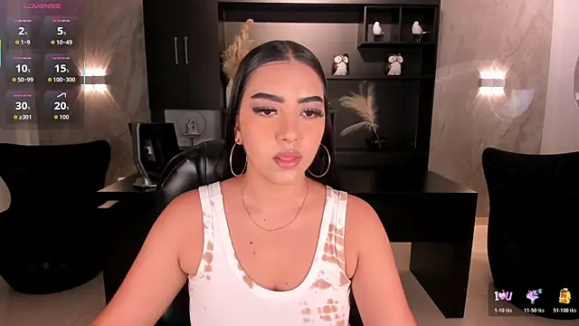 Snapshot of SophieLanne chatting on 06-22-26, 01:33 SophieLanne online show from 06-22-26, 01:33
