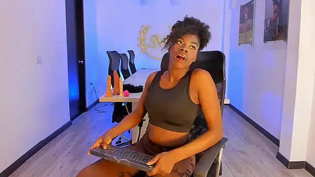 Snapshot of NalaRoux chatting on 01-06-26, 04:05 NalaRoux online show from 01-06-26, 04:05