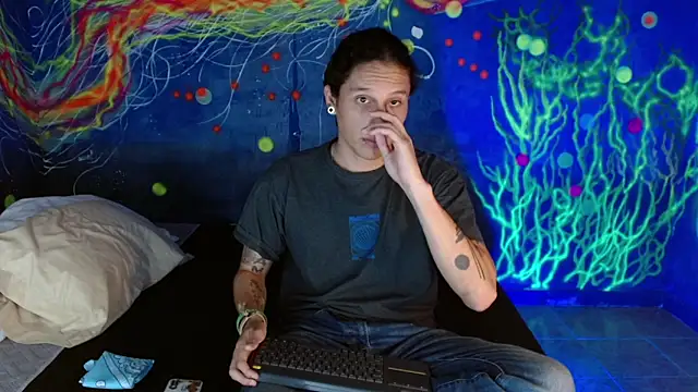 Snapshot of alan_dominat chatting on 11-18-25, 12:37 alan dominat online show from 11-18-25, 12:37