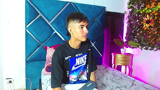 Snapshot of JamesConnor001 chatting on 11-17-25, 07:18 JamesConnor001 online show from 11-17-25, 07:18