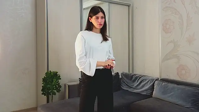 Snapshot of TemptVine chatting on 11-18-25, 03:37 TemptVine online show from 11-18-25, 03:37