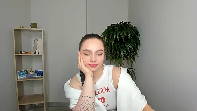 Snapshot of LucileDeloatch chatting on 11-16-25, 08:52 LucileDeloatch online show from 11-16-25, 08:52