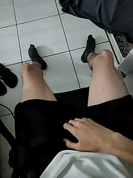 Snapshot of bnnzin chatting on 11-17-25, 10:36 bnnzin online show from 11-17-25, 10:36