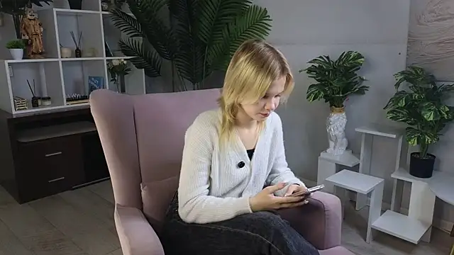 Snapshot of PhillisEsplin chatting on 11-17-25, 09:02 PhillisEsplin online show from 11-17-25, 09:02