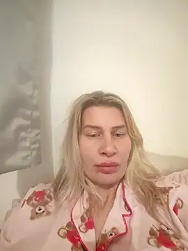 Snapshot of NaughtyClaudia_ chatting on 12-17-25, 09:20 NaughtyClaudia online show from 12-17-25, 09:20