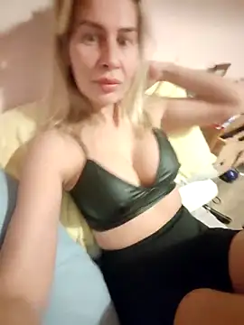 Snapshot of NaughtyClaudia_ chatting on 12-13-25, 08:15 NaughtyClaudia online show from 12-13-25, 08:15